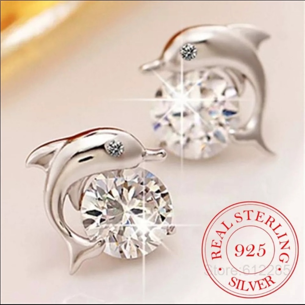 🌹✅925 Sterling Silver R/Cut Zircon Stud Earrings.